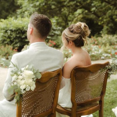 Vintage-Stühle von Pfirsichkoeppchen Weddings aufgebaut für eine freie Trauung auf dem Gipfel der Blumeninsel in der Karlsauer.